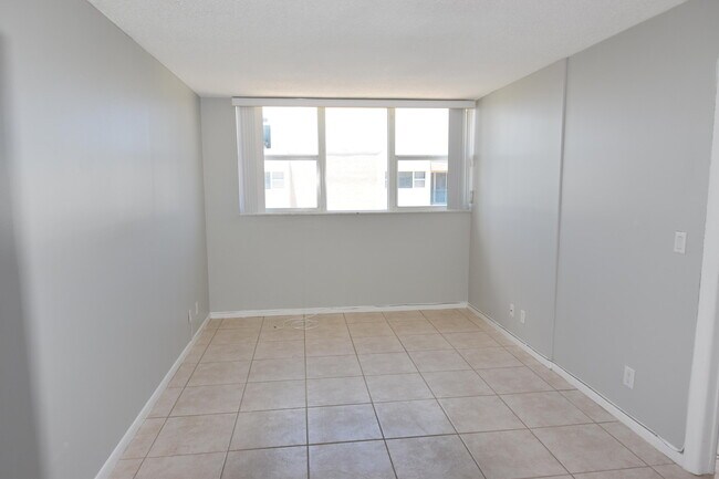 Building Photo - 1236 Hillsboro Mile