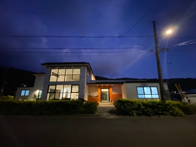 Building Photo - Manoa 5 Bedroom, 3.5 Bathroom, 2-Car Garag...