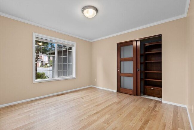 Building Photo - Air Conditioned Newcastle Beauty in Covete...