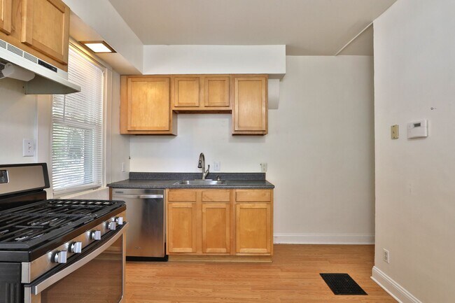 Building Photo - 4 Bedroom North Campus Newly Remodeled House with 2 Decks and Patio