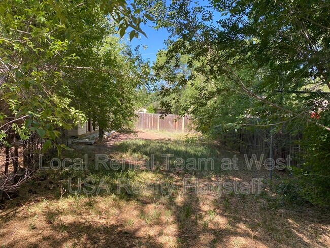 Building Photo - 2219 E Dortha Ave