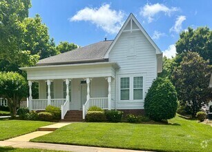 Building Photo - Adorable Home in Brighton Park