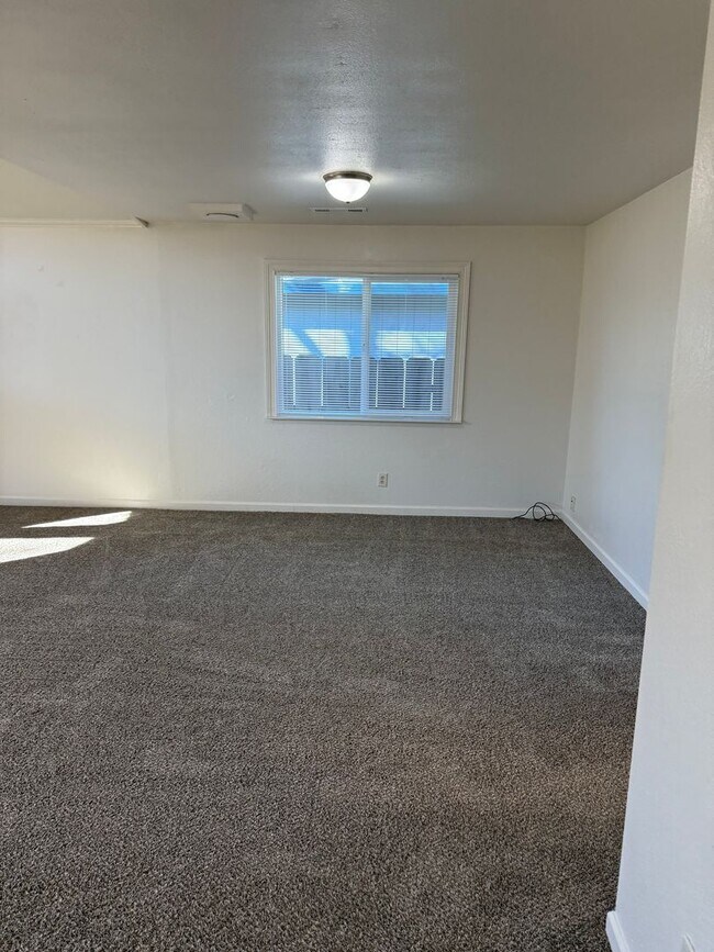 Building Photo - 3-bedroom, 2-bathroom home in Redding Updated Interior!