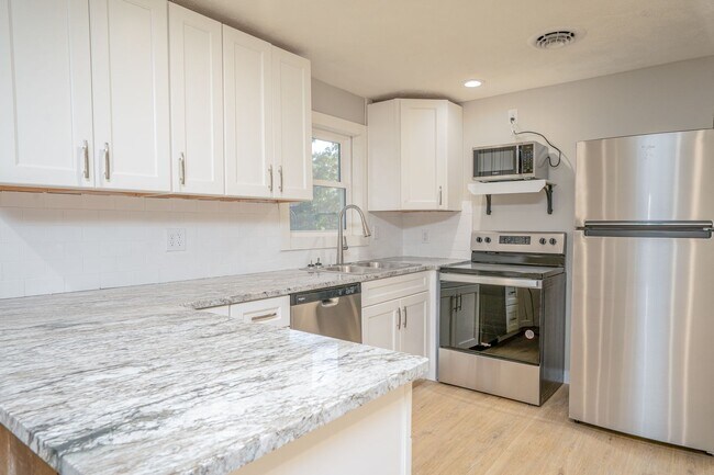 Building Photo - 4 BEDROOM 3 BATHROOM HOUSE FOR RENT