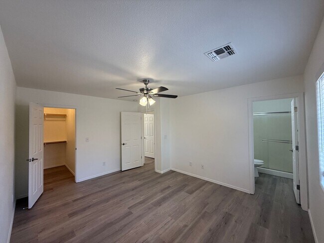 Building Photo - 3 Bedroom 2 Bathroom Home