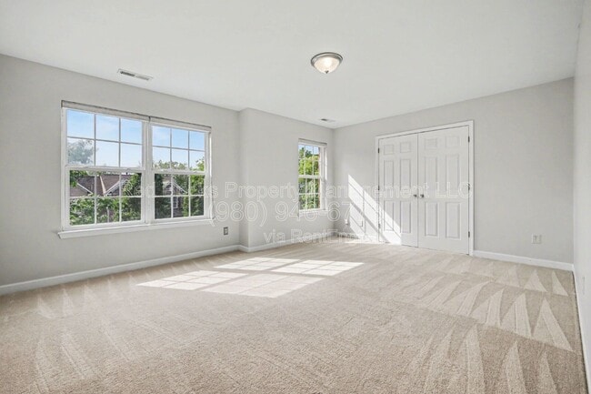 Building Photo - 2119 Baggins Ln