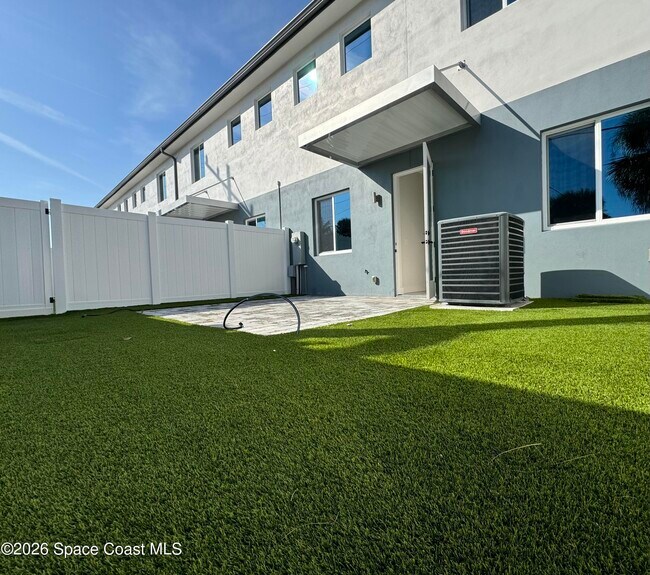 Building Photo - 223 6th Ave