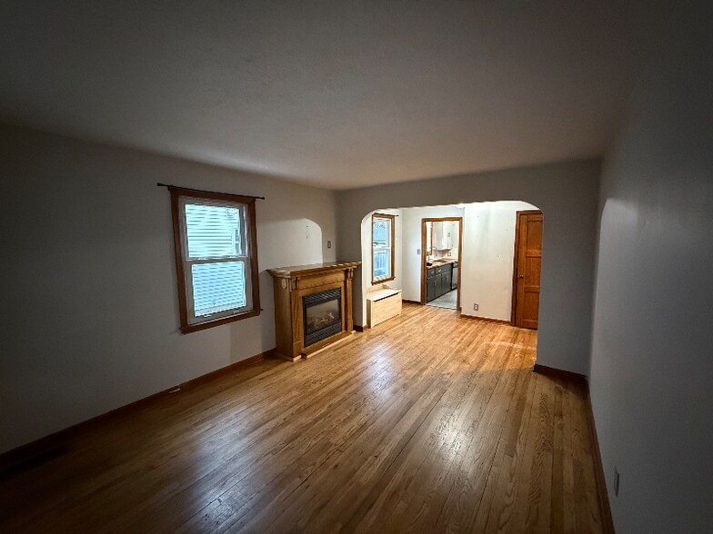 Building Photo - 320 Rosslyn Ave