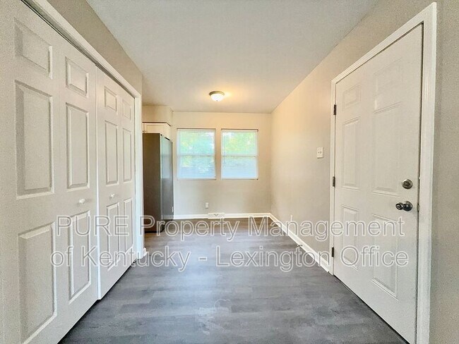 Building Photo - 2408 Shandon Dr