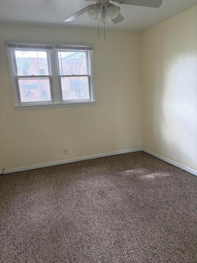 Building Photo - 2866 Golfside Rd