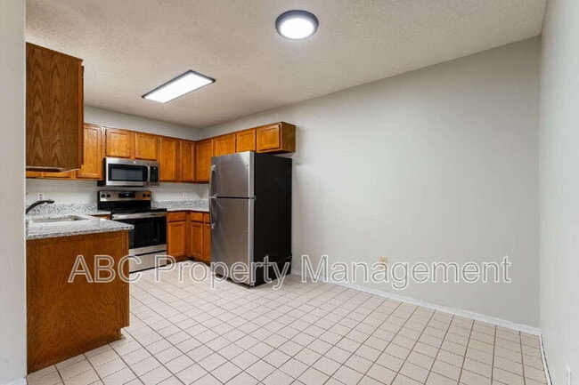 Building Photo - 5803 Samantha St