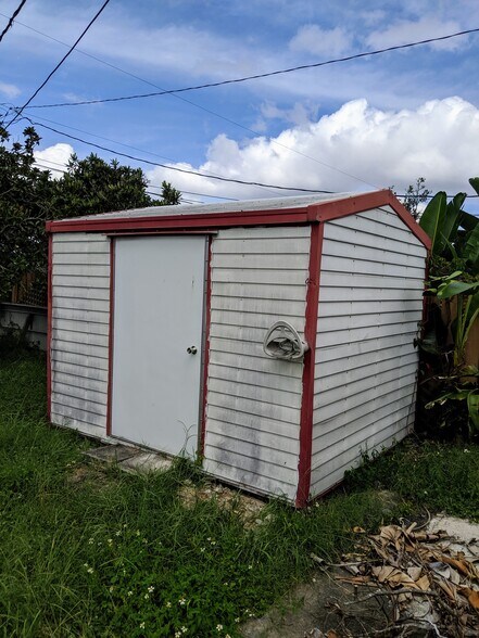 Storage shed included in the fenced backyard - 1147 Jennings Dr