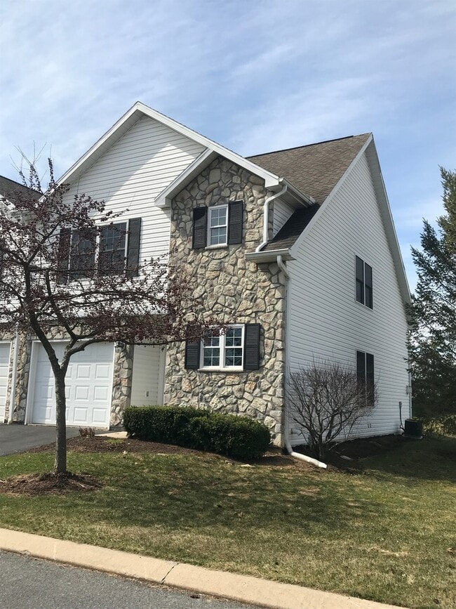 Building Photo - Beautiful State College townhouse available June!