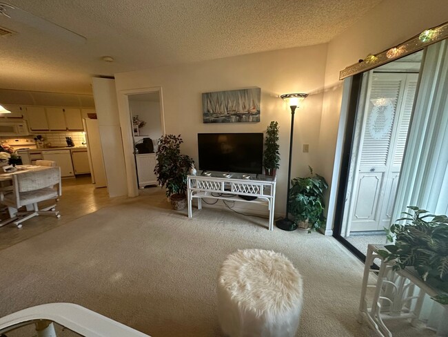 Building Photo - Furnished condo in Jensen Beach for off se...