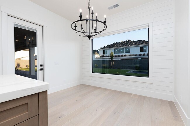 Building Photo - 6 bed / 4 bath / 3 car garage custom home in Pecan Valley