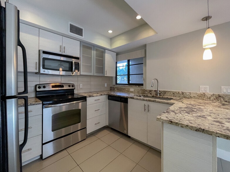 Building Photo - 64 Isle Of Venice Dr