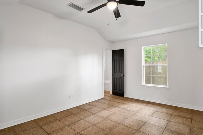 Building Photo - 3 Bedroom Scenic Heights Home