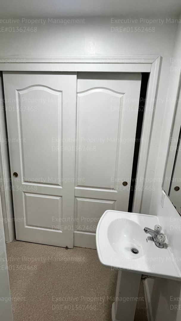 Building Photo - Spacious 3 bedroom, 2.5 bathroom townhome. ASK ABOUT THE MOVE IN SPECIAL (OAC)!