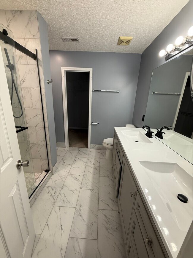 Building Photo - Beautiful 4 Bedroom