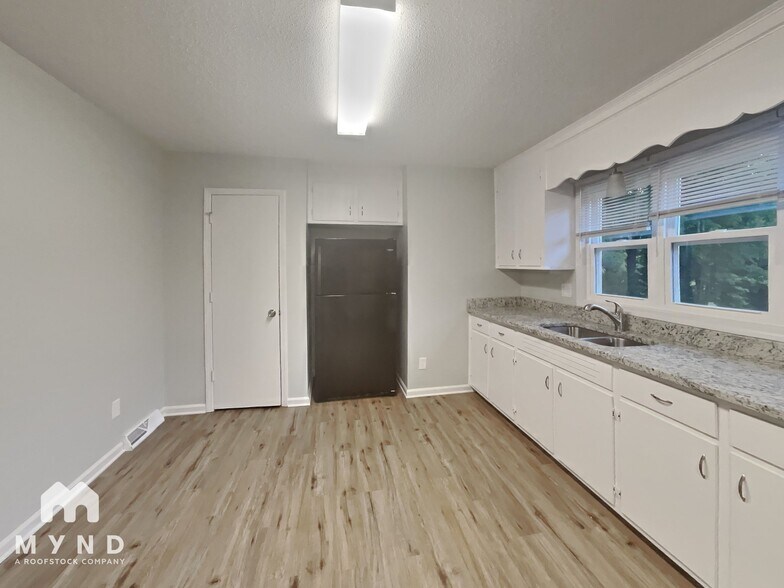 Building Photo - 16812 Clear Creek Dr