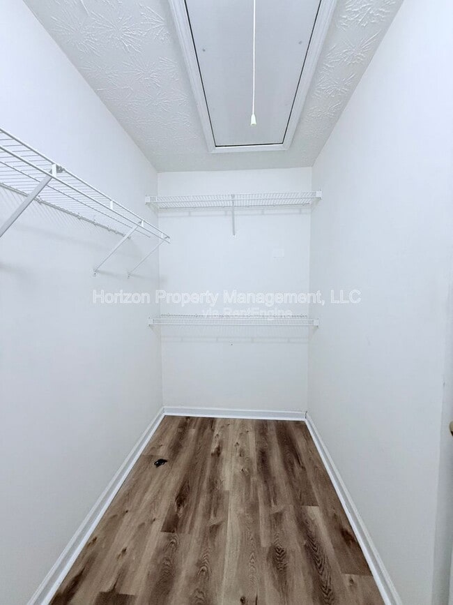 Building Photo - 3975 Hidden Hollow Dr