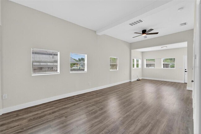 Building Photo - 2525 W Beach St