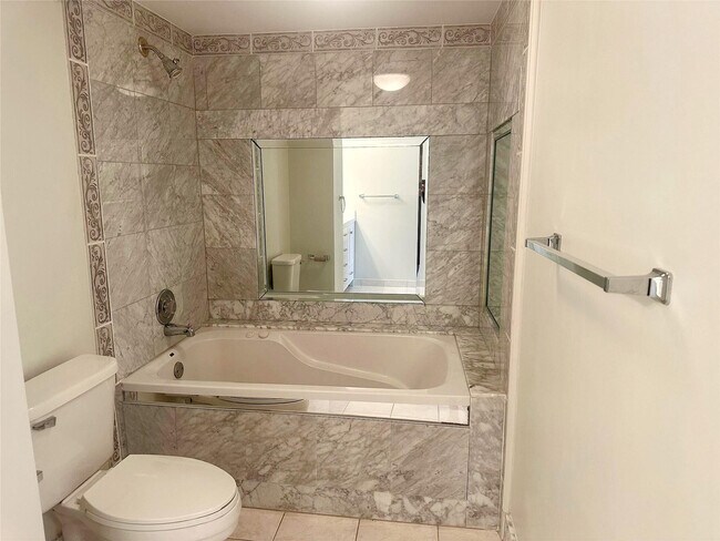 Building Photo - 1149 Hillsboro Mile