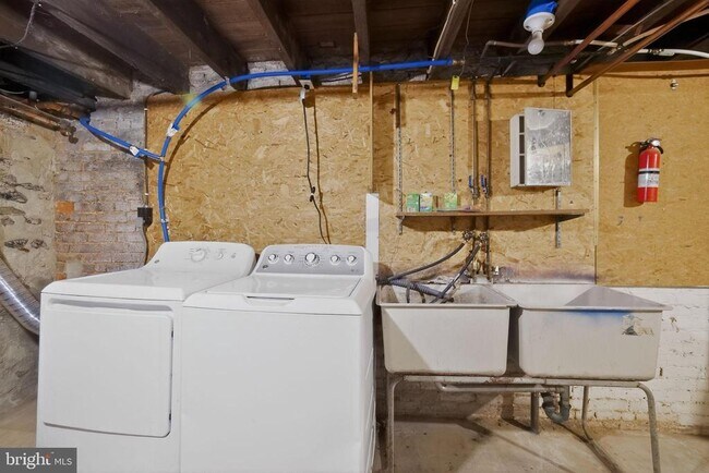 Building Photo - 141 S Locust St