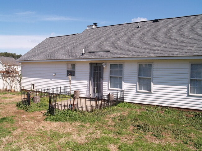 Building Photo - Charming 3b Home!