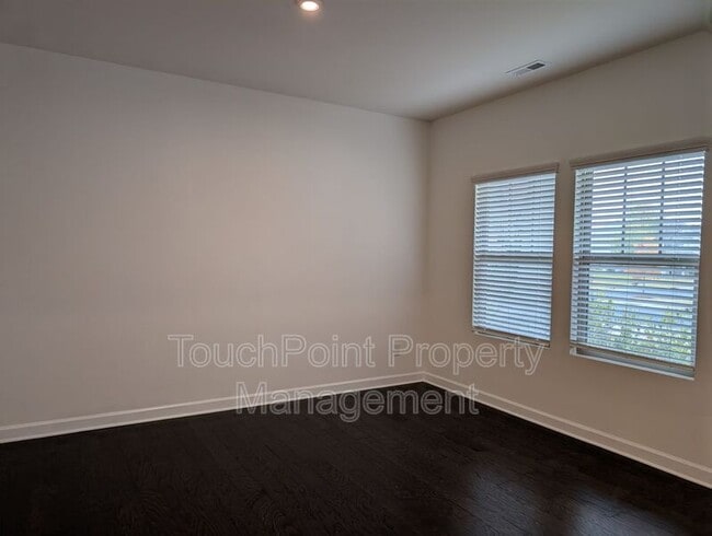 Building Photo - 5906 Fenway Dr