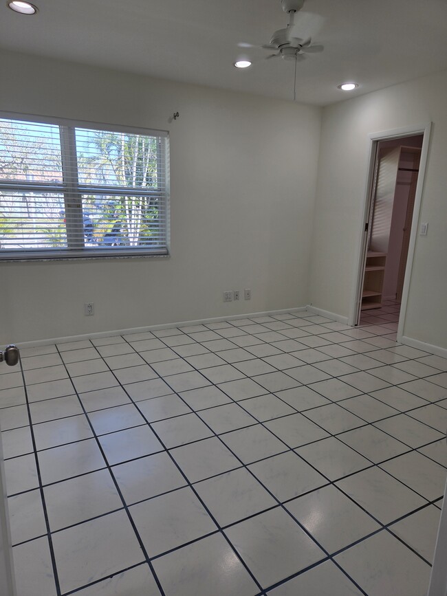 Building Photo - 1008 Macy St