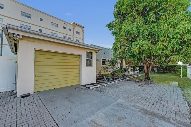 Building Photo - 2000 Jackson St