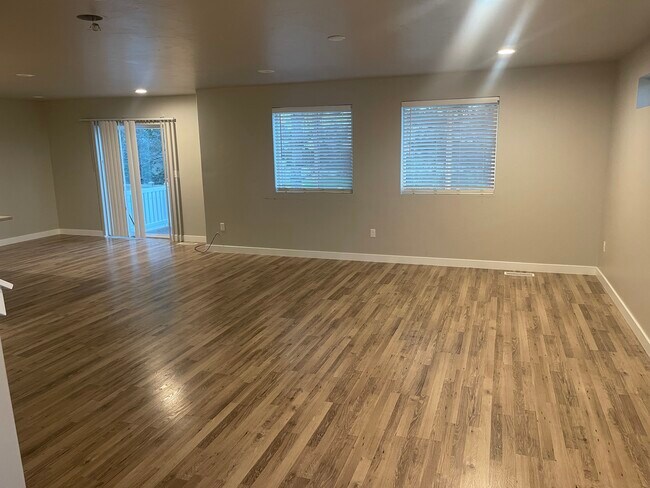 Building Photo - 1138 1740 W