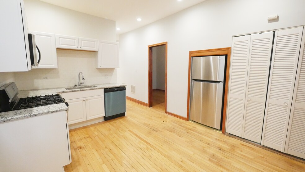 Building Photo - 1422 N Maplewood Ave