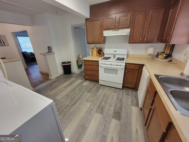 Building Photo - 990 Sycamore Dr