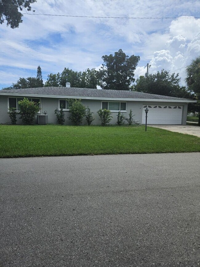 Primary Photo - BEAUTIFUL 4 BEDROOM 2 BATH HOME IN THE BEA...