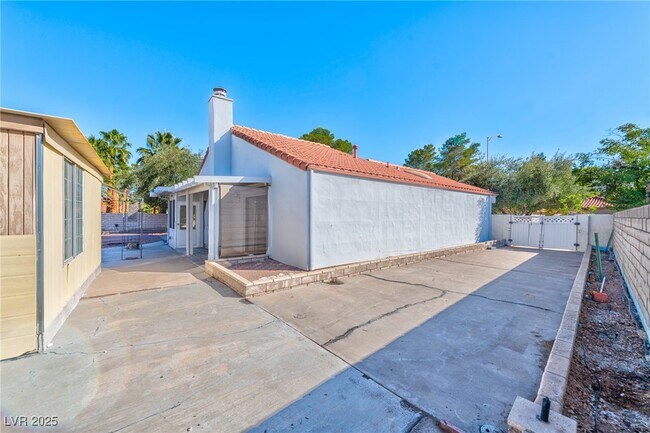 Building Photo - 2728 Miraflores Ave