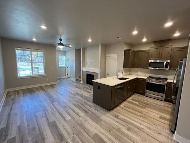 Building Photo - Beautiful 3 Bed/2.5 Bath Townhome - Community Pool and Fitness Center!