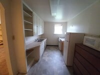 Building Photo - $900 - 1 Bedroom 1 Bath Triplex - Less tha...