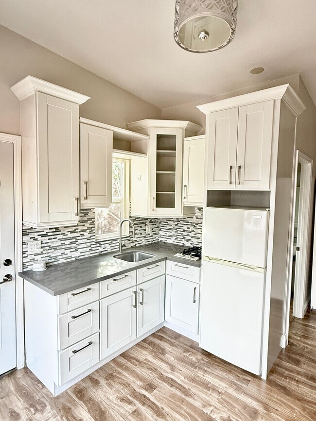 Building Photo - 1535 Livonia Ave