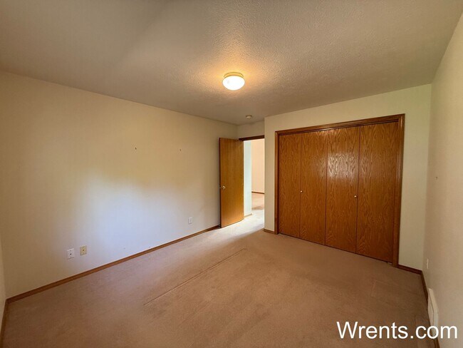 Building Photo - Available NOW!!!!! 3200 sqft home with Gol...