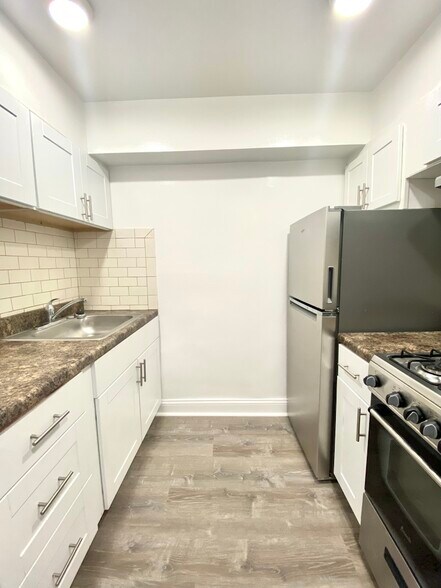 Primary Photo - 908 W Montrose Ave