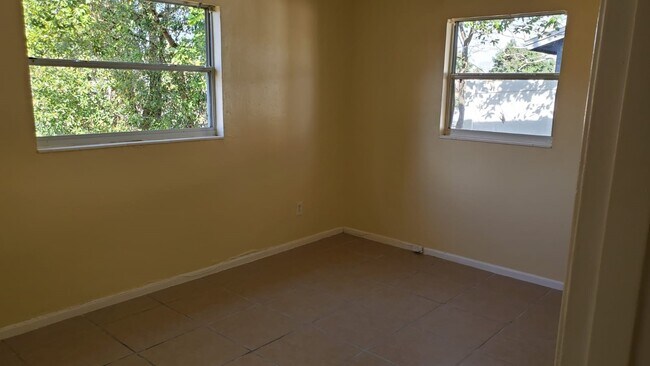 Building Photo - 2411 Nansen Ave