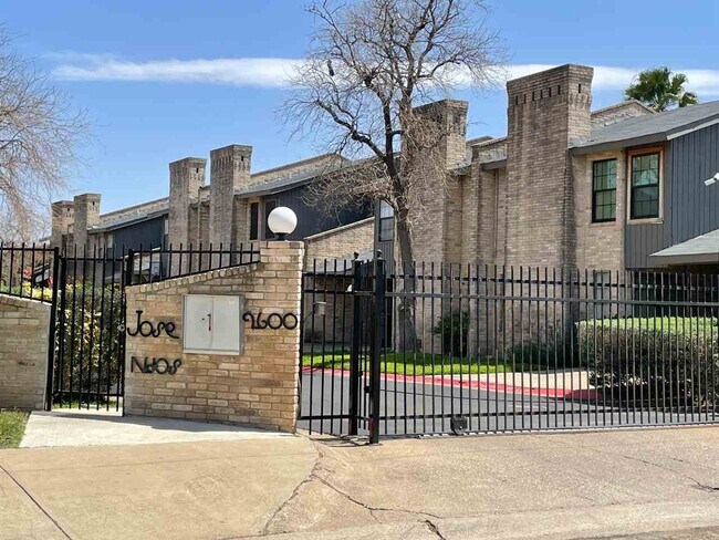 Building Photo - 2600 E San Jose St