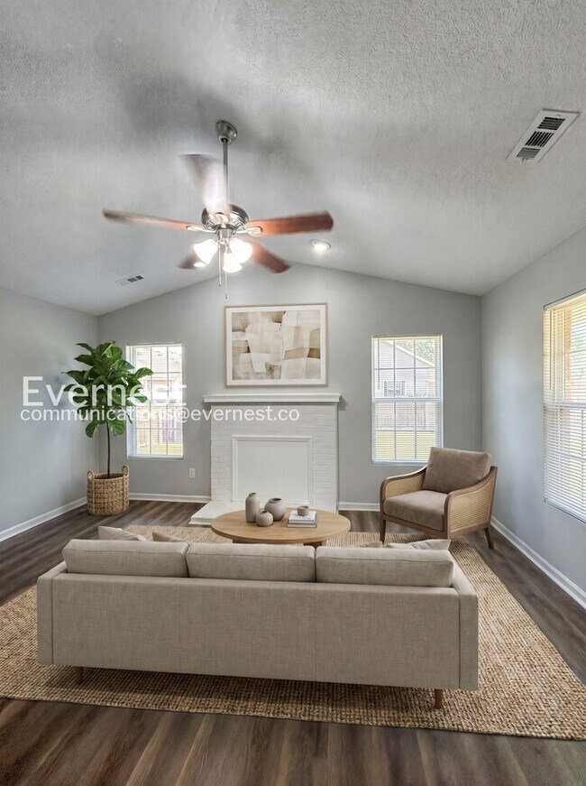 Building Photo - 3 Bed/2 Bath Home with Garage / Pet-Friendly / Vouchers Accepted / Coming Soon!