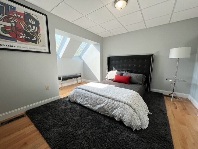 Building Photo - 139 R Linden St