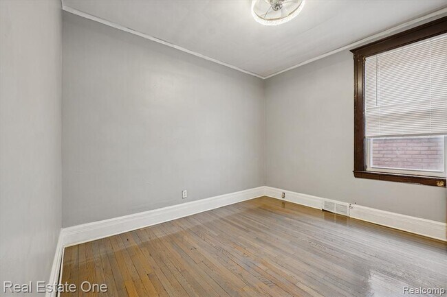 Building Photo - 304 Hendrie St