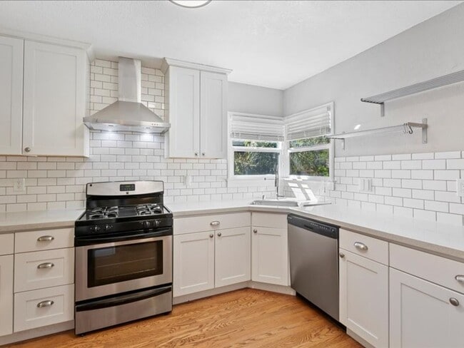 Building Photo - Sunny & Bright Bungalow in King Estates