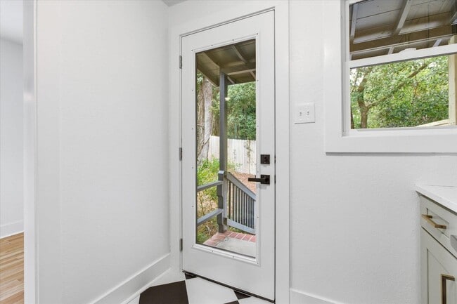 Building Photo - 421 E Jennings St