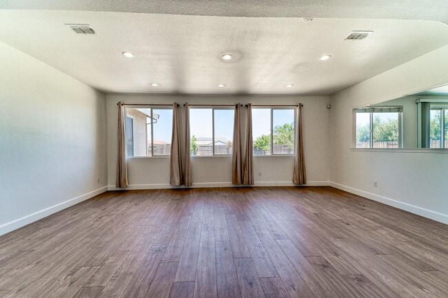 Building Photo - Stunning 4-Bedroom Home with Spacious Yard